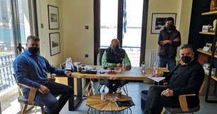 Με τον Δήμαρχο Καμένων Βούρλων συναντήθηκε ο Θέμης Χειμάρας