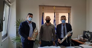 Πασχαλινή λαμπάδα στον Δήμαρχο Θηβαίων δώρισαν οι μαθητές του ΕΕΕΕΚ Λουτουφίου