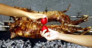 Πώς θα γιορτάσουμε το φετινό Πάσχα: Όλα όσα ισχύουν για τις μετακινήσεις στο πασχαλινό τραπέζι