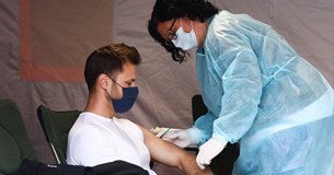 Κορωνοϊός: Ανοιξαν τα ραντεβού για τους άνω των 18 με Johnson & Johnson - Όλα τα εμβόλια διαθέσιμα για τους 30-34 ετών