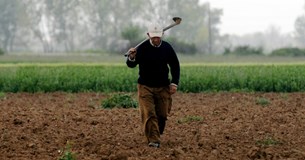 Γιώτα Πούλου: «Χωρίς εργάτες γης αφήνει η κυβέρνηση τον αγροτικό τομέα!» Γιώτα Πούλου: «Χωρίς εργάτες γης αφήνει η κυβέρνηση τον αγροτικό τομέα!»