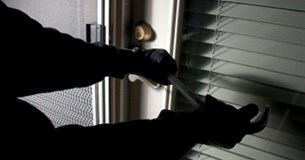 Ανήλικος «τρύπωσε» σε σπίτι και έκλεψε ό,τι βρήκε στη Λαμία