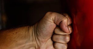 Πυγμάχος έδειρε με μπουνιές και κλοτσιές την μητέρα του - Χτύπησε και με γκλοπ αστυνομικό της ΔΙΑΣ