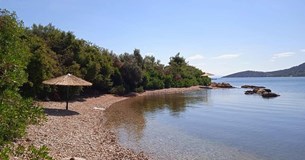 Δήμος Λοκρών: Τοποθετήθηκαν 80 πλεκτές ομπρέλες στις παραλίες του Δήμου
