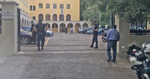 Ιερέας έριξε βιτριόλι σε επτά μητροπολίτες στη Μονή Πετράκη - Σοβαρά τραυματίες οι τρεις Ιερέας έριξε βιτριόλι σε επτά μητροπολίτες στη Μονή Πετράκη - Σοβαρά τραυματίες οι τρεις