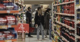 Σήμα κινδύνου για την ανάκαμψη από το κύμα ακρίβειας και τον εισαγόμενο πληθωρισμό