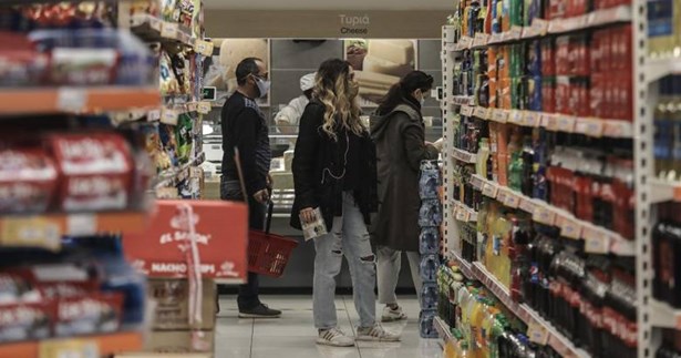Σήμα κινδύνου για την ανάκαμψη από το κύμα ακρίβειας και τον εισαγόμενο πληθωρισμό