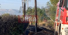 Βραχυκύκλωμα σε κολώνα της ΔΕΗ προκάλεσε φωτιά έξω από την Θήβα