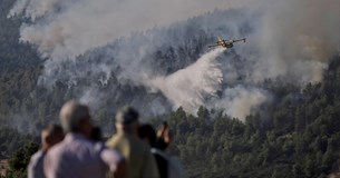 Φωτιά στα Βίλια: Νέα μεγάλη αναζωπύρωση - Συνεχείς οι ρίψεις νερού από τις εναέριες δυνάμεις Φωτιά στα Βίλια: Νέα μεγάλη αναζωπύρωση - Συνεχείς οι ρίψεις νερού από τις εναέριες δυνάμεις