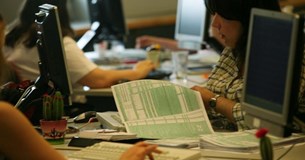 Φορολογικός «καύσωνας» έως το τέλος του έτους - Δεν έχουν υποβληθεί 900.000 δηλώσεις