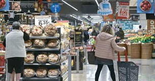 «Καμπανάκια» πολυεθνικών για ανατιμήσεις - Ορατές οι πρώτες αυξήσεις στα ράφια
