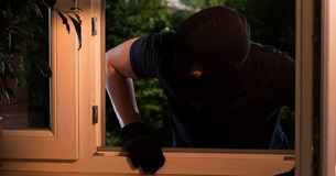 «Τρύπωσαν» σε σπίτι στη Αλίαρτο και το έκαναν «φύλλο και φτερό»
