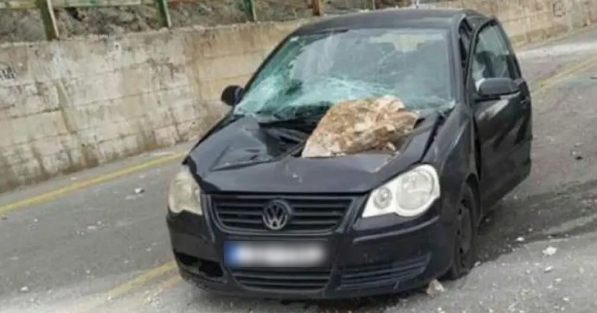 Βράχος έπεσε πάνω σε κινούμενο αμάξι στην Αράχωβα
