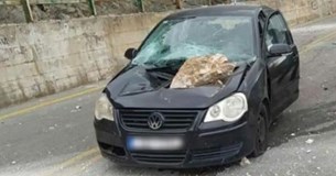 Βράχος έπεσε πάνω σε κινούμενο αμάξι στην Αράχωβα