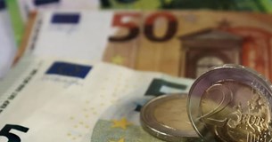 ΑΑΔΕ: Στο μικροσκόπιο αφορολόγητες γονικές παροχές και δωρεές - Ποιοι ελέγχονται