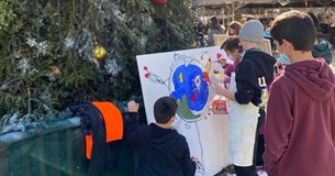 «Όλοι διαφορετικοί, όλοι ίσοι»: Ζωγραφική μαθητών στην κεντρική πλατεία της Θήβας