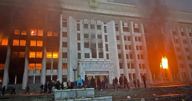 Αιματοχυσία στο Καζακστάν: Πιθανόν εκατοντάδες οι νεκροί - Τι προσδοκά ο Πούτιν με την παρέμβασή του