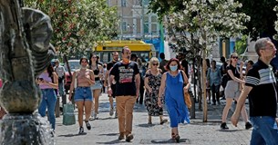 Κορωνοϊός: Τα χιλιάδες κρούσματα ημερησίως φέρνουν τη μάσκα ξανά στο προσκήνιο - Τι λένε οι ειδικοί