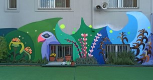 Η UrbanAct «μεταμορφώνει» σε έργο τέχνης τους τοίχους του 9ου Νηπιαγωγείου Θήβας - Δείτε φωτογραφίες Η UrbanAct «μεταμορφώνει» σε έργο τέχνης τους τοίχους του 9ου Νηπιαγωγείου Θήβας - Δείτε φωτογραφίες