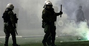 Δύο συλλήψεις για παράνομη ρίψη φωτοβολίδων και βεγγαλικών στον αγώνα Λεβαδειακός - Λαμία