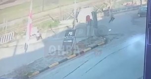 Θήβα: Βίντεο - ντοκουμέντο με ανήλικους ληστές να αρπάζουν τσάντα από αυτοκίνητο ενώ είναι μέσα η οδηγός
