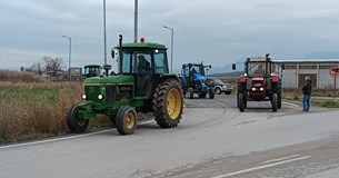Μπλόκο στον κόμβο του Αϊ Γιάννη έστησαν αγρότες
