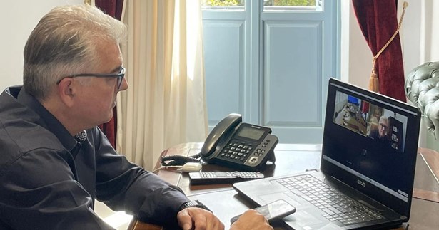 Τηλεδιάσκεψη Ταγκαλή-Πύρρου για το θέμα των Ρομά της Αμφισσας