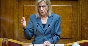 Γ. Πούλου: «Συνεχίζονται οι ελλείψεις και τα σοβαρά προβλήματα στον μηχανοκίνητο εξοπλισμό του ΕΚΑΒ Βοιωτίας»