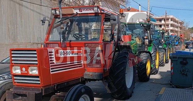 Συμβαίνει τώρα: Μπλόκο των αγροτών στο κέντρο της Λιβαδειάς (Φωτό)