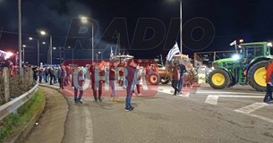 Πυκνώνουν τα τρακτέρ στον κόμβο του Κάστρου Βοιωτίας - Έφτασαν τρακτέρ και από τη Θεσσαλία (Φωτό-Βίντεο)