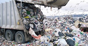 «Έτοιμες» μπίζνες 5 δισ. ευρώ με ιδιώτες για τα σκουπίδια