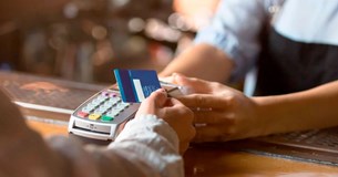 POS: Για ποιες αγορές έως 10 ευρώ «κουρεύονται» οι τραπεζικές προμήθειες