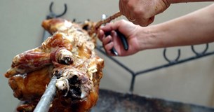 Κυριακή του Πάσχα: Γιατί σουβλίζουμε αρνί - Το έθιμο και οι συμβολισμοί του