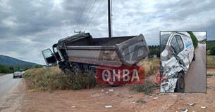 Νταλίκα εμβόλισε κολώνα της ΔΕΗ μετά από πλαγιομετωπική σύγκρουση στην Θηβών - Αλιάρτου
