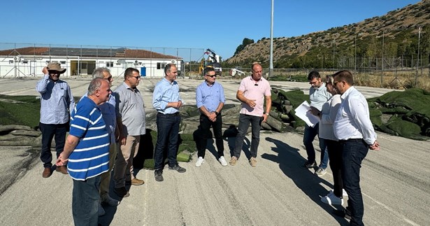 Ο Φάνης Σπανός υπέγραψε την σύμβαση για την εγκατάσταση χλοοτάπητα στο ενωσιακό γήπεδο της Ε.Π.Σ. Εύβοιας ύψους 367.128 ευρώ Ο Φάνης Σπανός υπέγραψε την σύμβαση για την εγκατάσταση χλοοτάπητα στο ενωσιακό γήπεδο της Ε.Π.Σ. Εύβοιας ύψους 367.128 ευρώ