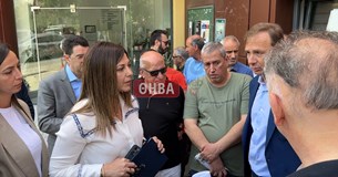 Ανεπιθύμητη και η Υπουργός Κοινωνικής Συνοχής και Οικογένειας Σοφία Ζαχαράκη από την πόλη της Θήβας (Βίντεο)