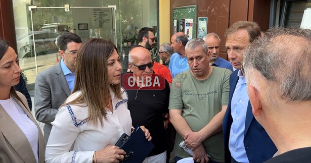 Ανεπιθύμητη και η Υπουργός Κοινωνικής Συνοχής και Οικογένειας Σοφία Ζαχαράκη από την πόλη της Θήβας (Βίντεο) Ανεπιθύμητη και η Υπουργός Κοινωνικής Συνοχής και Οικογένειας Σοφία Ζαχαράκη από την πόλη της Θήβας (Βίντεο)
