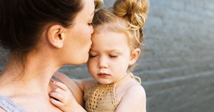 «Επεκτείνουμε το επίδομα μητρότητας και σε νέες κατηγορίες εργαζόμενων μητέρων»