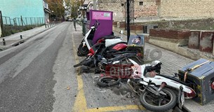 Φορτηγό έπεσε σε σταθμευμένα μηχανάκια στη Θήβα (Φωτογραφίες) Φορτηγό έπεσε σε σταθμευμένα μηχανάκια στη Θήβα (Φωτογραφίες)