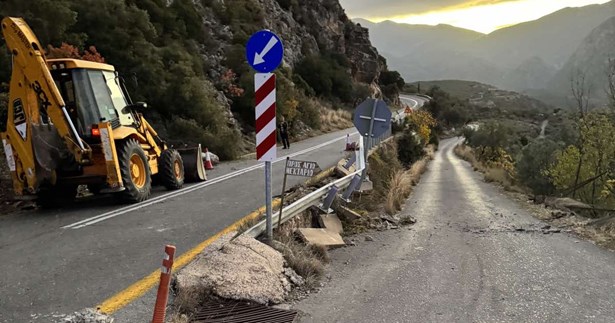 Δόθηκε στην κυκλοφορία ο δρόμος προς Δελφούς μετά την ολοκλήρωση των άμεσων παρεμβάσεων αντιμετώπισης βραχοπτώσεων Δόθηκε στην κυκλοφορία ο δρόμος προς Δελφούς μετά την ολοκλήρωση των άμεσων παρεμβάσεων αντιμετώπισης βραχοπτώσεων