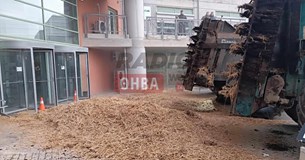 «Έφραξαν» την κεντρική είσοδο του Διοικητηρίου στη Λιβαδειά με κοπριά και άχυρα (Βίντεο) «Έφραξαν» την κεντρική είσοδο του Διοικητηρίου στη Λιβαδειά με κοπριά και άχυρα (Βίντεο)