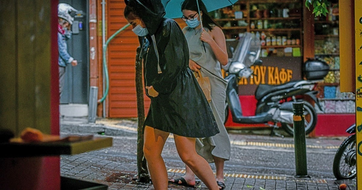 Βροχές και καταιγίδες σήμερα, ανεβαίνει η θερμοκρασία