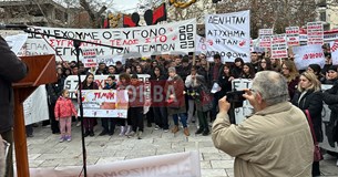 «Βούλιαξε» η πλατεία της Θήβας από κόσμο που διαμαρτύρεται για τα Τέμπη (ΒΙΝΤΕΟ-ΦΩΤΟ)