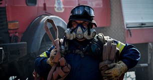 Ρομά ανάβουν φωτιές στη Θήβα και η πυροσβεστική τρέχει να τις σβήσει