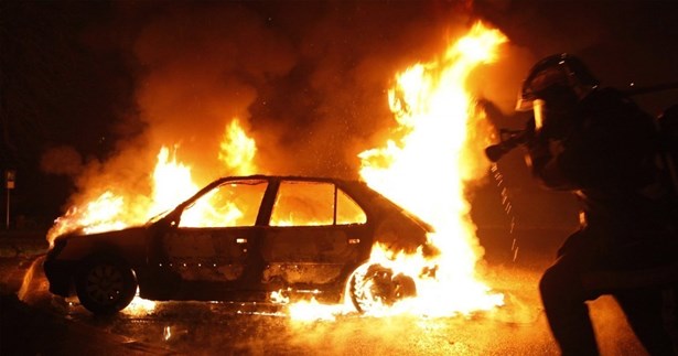 2 αυτοκίνητα και 1 βανάκι τυλίχθηκαν στις φλόγες στη Βοιωτία