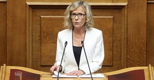 Γιώτα Πούλου: «Γεφύρι της Αρτας» έχει καταντήσει το ημιτελές Διοικητήριο στη Λιβαδειά!