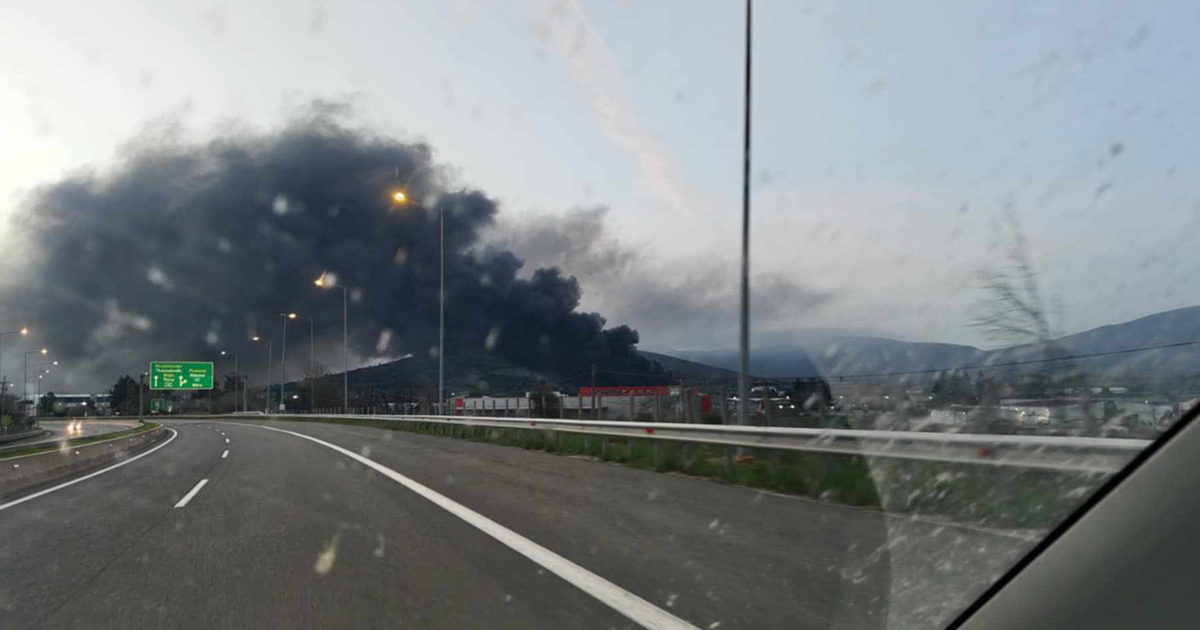 Ήχησε το 112 και στη Θήβα για την φωτιά στη Ριτσώνα - «Παραμείνετε σε εσωτερικούς χώρους, κλείστε πόρτες και παράθυρα»