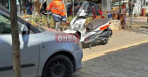 Αυτοκίνητο έπεσε πάνω σε κάδους στον πεζόδρομο της Θήβας και στη συνέχεια ακινητοποιήθηκε (ΦΩΤΟ)