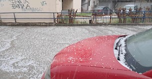 Σφοδρή χαλαζόπτωση αυτή τη στιγμή στη Λιβαδειά