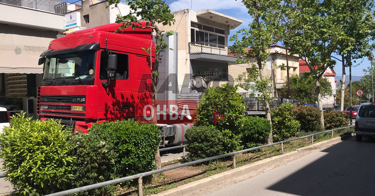 Θήβα: Νταλίκα «φράκαρε» στο κέντρο της πόλης